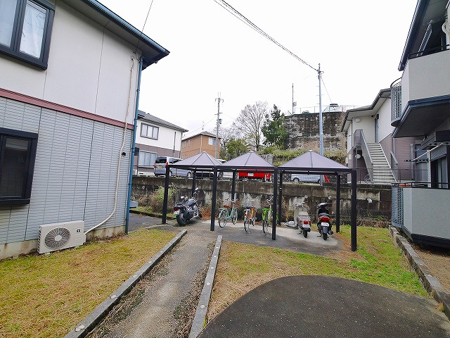 グランデージDのその他共用部分|屋根付きの駐輪場です