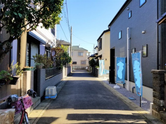 【前面道路含む現地写真】 | 北側道路（西側から東側撮影）＜越谷市宮本町3丁目　新築戸建＞
