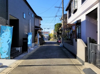 【前面道路含む現地写真】 | 北側道路（東側から西側撮影）＜越谷市宮本町3丁目　新築戸建＞
