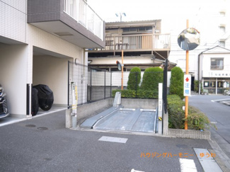 【その他共用部分】 | 敷地内に、駐車場も完備。