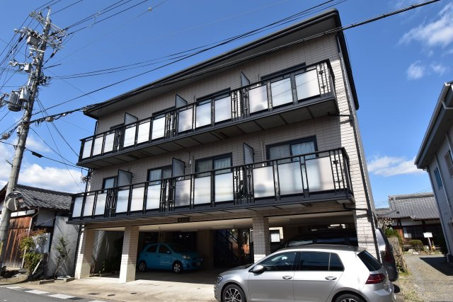 桜マンションの外観|1階は駐車場