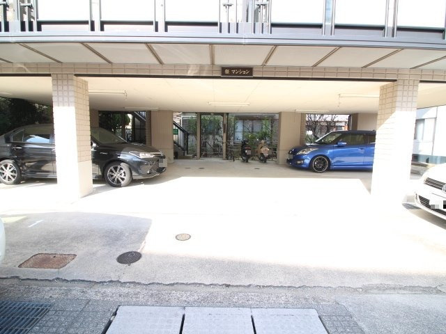 桜マンションの駐車場