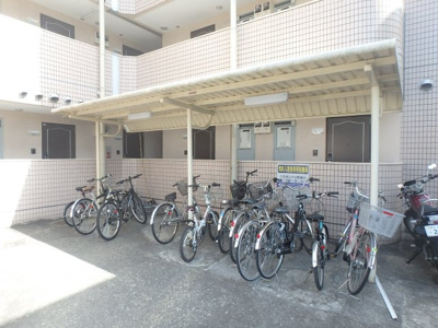 【その他共用部分】 | ブランドール八乙女 | 屋根付き駐輪場があります。
