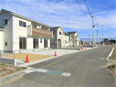 【前面道路含む現地写真】 | ブルーミングガーデン甲府市中町 | 前面道路含む現地写真です
【接道状況】：南側：公道約6.0ｍ
