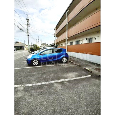 【駐車場】 | マンション西浦 | 駐車場に車を止められます