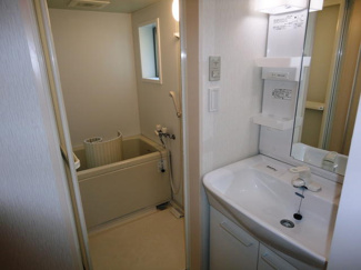 【独立洗面台】 | 伸和ハイツ | 独立洗面台、小物を置くことができて便利です