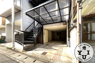 【駐車場】 | 山科区小山北溝町　中古戸建 | ガレージサイズは《幅2.5ｍ・奥行8ｍ・高さ1.87ｍ》【ラクト山科ショッピングセンター】が車で約5分と気軽にショッピングが楽しめる距離です。