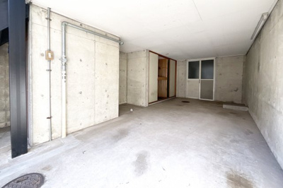 【駐車場】 | 山科区小山北溝町　中古戸建 | ガレージには収納がたくさんあります。突き当りの奥には約6帖の《納戸》があり、大きな荷物がたくさん収納出来て大変助かります。
