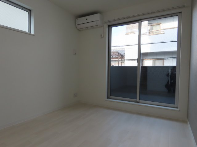 リアコート塚本の洋室