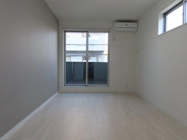 リアコート塚本の洋室