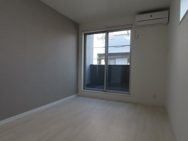 リアコート塚本の洋室