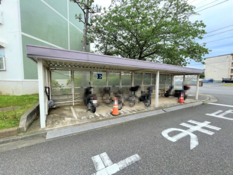 敷地内バイク置き場です