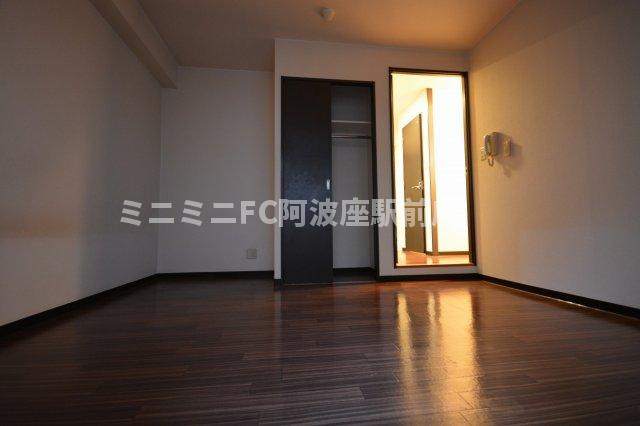 インペリアル靭本町の居間・リビング