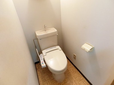 【トイレ】 | クレール小林 | 温水洗浄便座付きのトイレ。