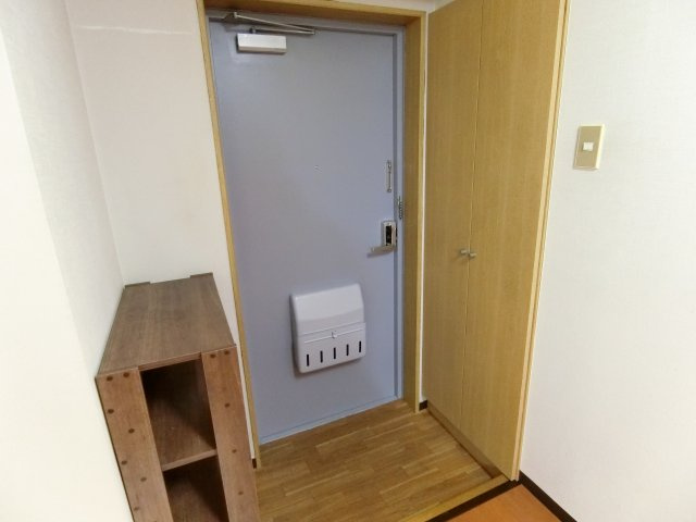 【玄関】 | クレール小林 | 背の高い下駄箱と棚がついています。