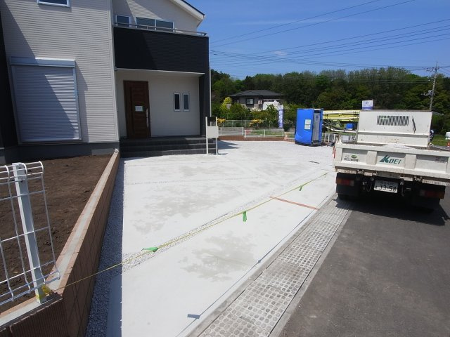 新築　榛東村新井第1　クリエートの家　9号棟の駐車場|現地写真　 駐車スペース広々！建物南東側に4台分可能です♪					
