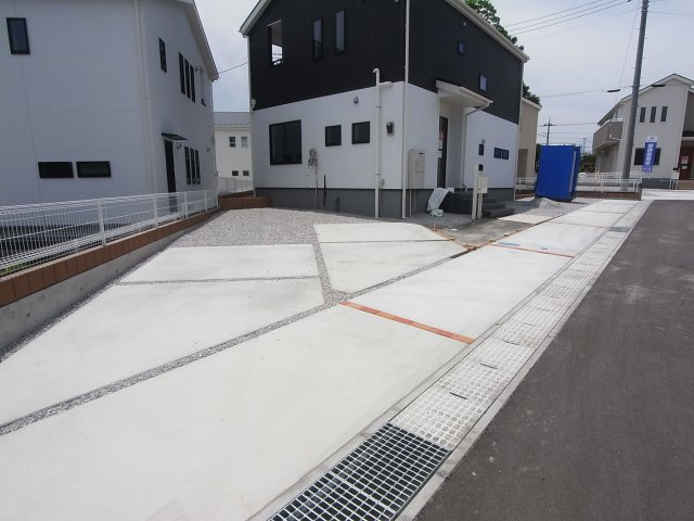 新築　榛東村新井第1　クリエートの家　5号棟の駐車場|現地写真　駐車スペースは建物北側に4台分可能です！					
