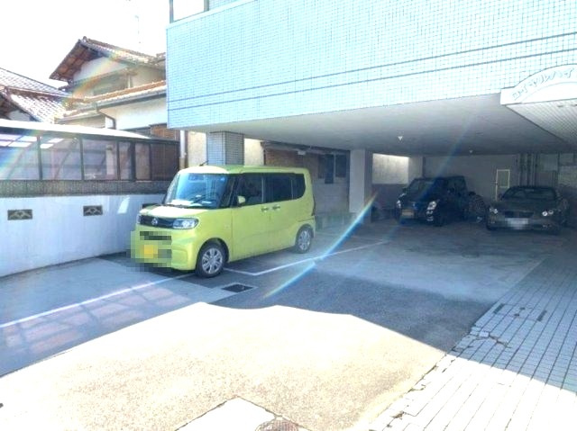 ロイヤルハイツ八田西の駐車場
