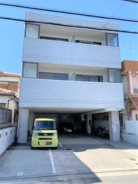 ロイヤルハイツ八田西のエントランス