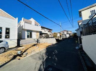 【前面道路含む現地写真】 | 約5メートルの前面道路はゆとりがあり、駐車も楽々です♪(2023年1月撮影)