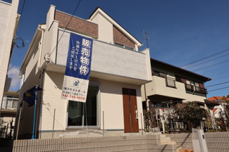 【外観】 | 南向きのため、日当り良好です♪ツートーンのおしゃれで落ち着いたカラーリングです♪宅配Box付なので、お忙しい方も安心です♪(2023年1月撮影)