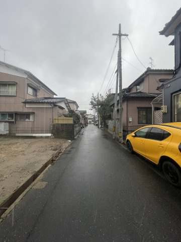 中央区女池３丁目　売地の前面道路含む現地写真|しっかり舗装もされているので、ベビーカーや自転車で通っても快適に通行できます。