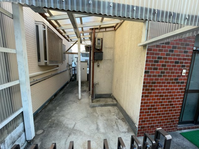 大道町2丁目一戸建の駐車場|バイクや自転車がおけます