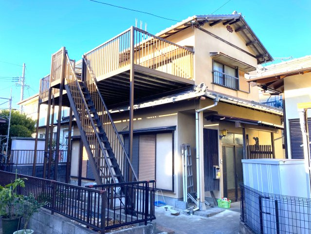 売中古戸建　清水区三保の外観|清水区三保の４DKの中古住宅です。南面に大きなバルコニーがあり、外階段があるのでとても便利です。