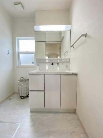 【独立洗面台】 | 南区浜口町　11号棟 | ☆3面鏡付き洗面台☆収納がありストック品などもたっぷりとしまえます♪☆