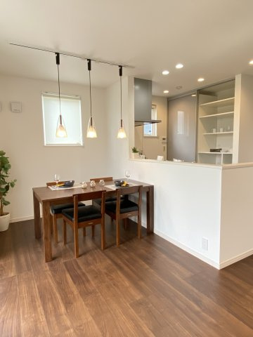 【居間・リビング】 | 南区浜口町　11号棟 | ☆対面式キッチンですので配膳も楽ですね☆