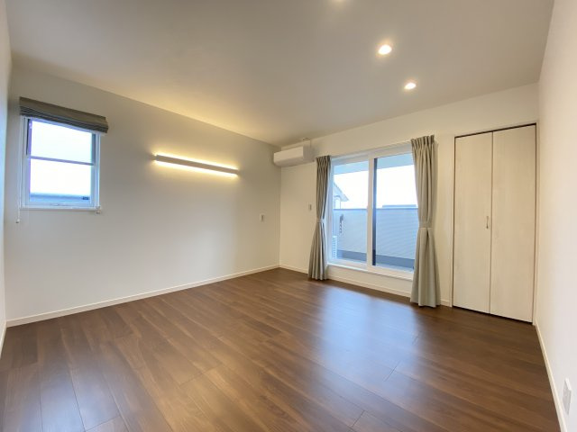 【洋室】 | 南区浜口町　11号棟 | ☆バルコニーに出られる洋室☆収納充実・最高良好です☆