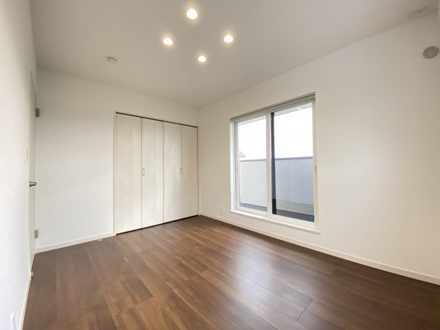 【洋室】 | 南区浜口町　11号棟 | ☆各洋室収納スペース付☆