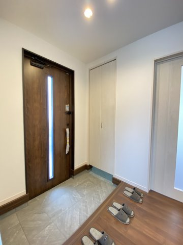 【玄関】 | 南区浜口町　11号棟 | ☆明るい玄関☆