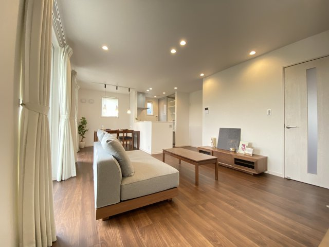 【居間・リビング】 | 南区浜口町　11号棟 | ☆対面式キッチンで家事をしながら家族とのコミュニケーションをより楽しめます☆