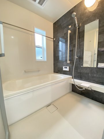 【浴室】 | 南区浜口町　11号棟 | ☆丸洗いできるカウンターと水はけの良い床で掃除もラクラク♪☆　