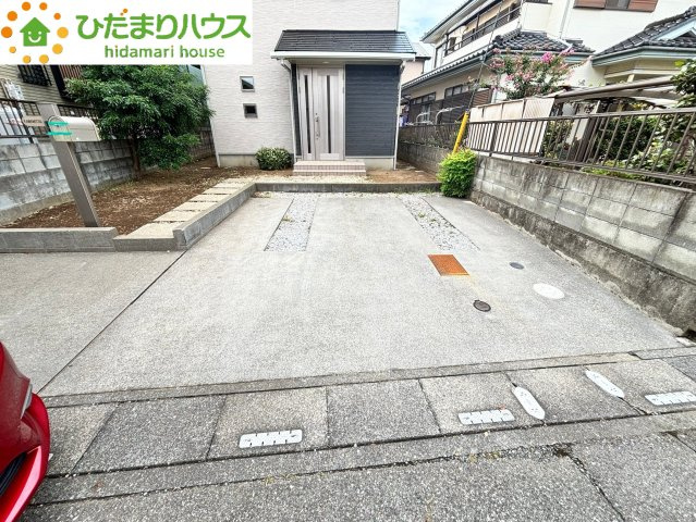 伊奈町内宿台1丁目　中古一戸建ての駐車場
