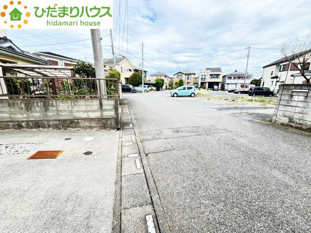 伊奈町内宿台1丁目　中古一戸建ての前面道路含む現地写真