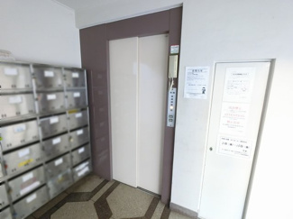 【その他共用部分】 | お買い物時やベビーカーの出し入れに便利なエレベーター付です。