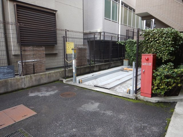 コスモ本駒込ロイヤルステージの駐車場