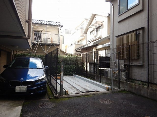 コスモ本駒込ロイヤルステージの駐車場