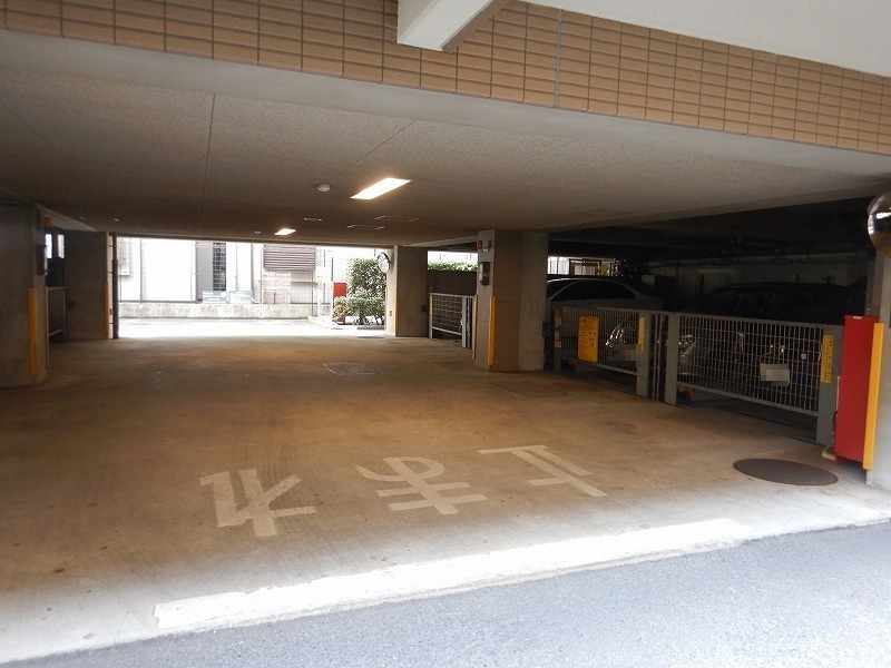 コスモ本駒込ロイヤルステージの駐車場