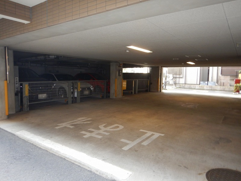 コスモ本駒込ロイヤルステージの駐車場