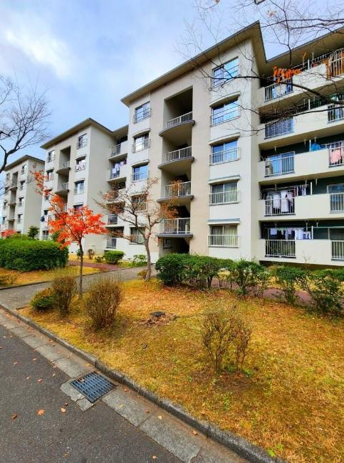 梅ヶ丘南住宅A5棟の外観|南北両面バルコニー