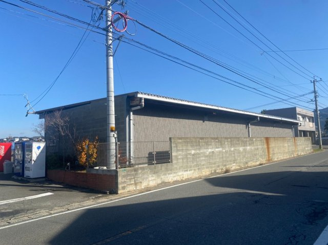 酒殿1丁目調整区域の外観|前面道路と倉庫の様子です♪