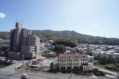 【展望】 | エメラルドマンション上温品（リノベ済） | 【四季を感じる】
四季の移ろい・爽やかな青空や風を感じられ
自然を愉しめるパノラマビュー。
毎日の暮らしに余裕を感じさせてくれる、
遮る物の無い開放的な眺望を是非、ご堪能ください。