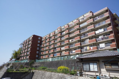 【外観】 | エメラルドマンション上温品（リノベ済） | 【耐震性】
耐震性の高さを判断するポイントは、
建築確認申請日が1981年6月1日以降の
新耐震基準に適合しているかどうか。
震度６程度の大地震でも
建物が崩壊しないレベルが基準になりました。