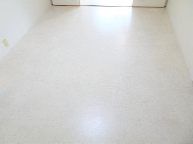 説田ビルの洋室