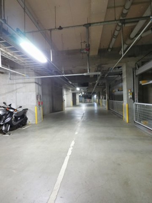 【駐車場】 | コスモ鶴見岸谷公園 | 駐車場出入口です。