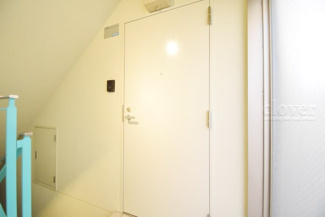 【その他共用部分】 | 皆様をお迎えする、お部屋の玄関ドア。開けやすさや開放角度、ドアノブの操作しやすさや鍵の形状などを、現地で一度ご確認ください。～即日のご見学可能～　お問合せはお気軽にどうぞ。