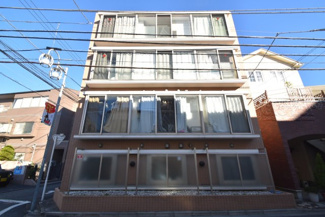 【外観】 | 青空によく映える建物です。手入れの行き届いた外壁やマンション正面エントランスなど、綺麗な姿をぜひ一度、現地にてご覧ください。～即日のご見学可能～　お問合せはお気軽にどうぞ。